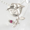 トゲのある薔薇ペンダント　ルビーの赤がアクセント銀製バラのペンダント