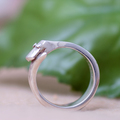 へびリング横から　銀製ヘビモチーフの指輪