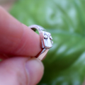 へびリングと指先　銀製爬虫類モチーフの指輪