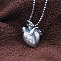 和風な心臓型のペンダント　シルバー製心臓モチーフのペンダント