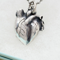 銀製心臓モチーフのペンダント
