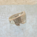 熱帯魚アロワナモチーフの指輪　シルバー製の指輪