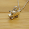 豚モチーフの銀製ペンダント　シンプルなぶたを斜め上から見ました