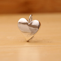 カーブハートペンダント　ハートモチーフの銀製ペンダント