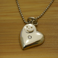 にっこり顔がかわいい、ハートペンダント正面　ハートがペンダントトップの銀製ペンダント