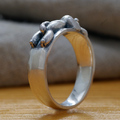 しっぽはくるっとなっている犬の指輪　銀製いぬリング3