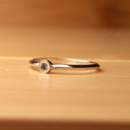 カラーストーン入りの細い指輪　シルバー製リング