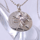 くもの巣ペンダント　蜘蛛と蜘蛛の巣モチーフの銀製ペンダント