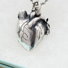 心臓ペンダント　心臓モチーフの銀製ペンダント