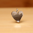 カーブハートペンダント　銀製ハートモチーフのペンダント