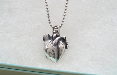心臓ペンダント　心臓モチーフの銀製ペンダント