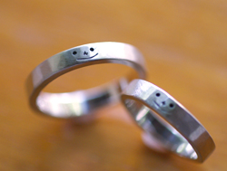 たたきリングくん　ユーモアモチーフの銀製の指輪