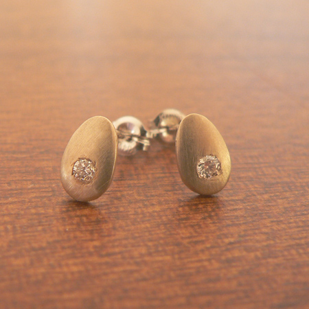 卵型ダイヤピアス