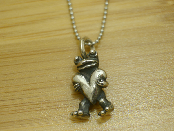 ハートを届けるカエルペンダント　カエルモチーフの銀製ペンダント
