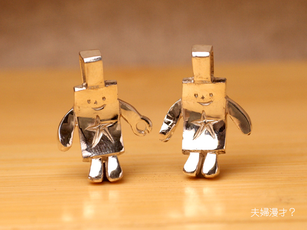 星のついたプレートくん ユーモアモチーフの銀製ペンダント