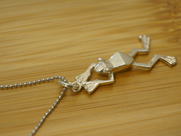 カエルペンダント小　カエルモチーフの銀製ペンダント