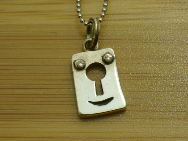 カギ穴ペンダント　カギ穴モチーフの銀製ユーモアペンダント
