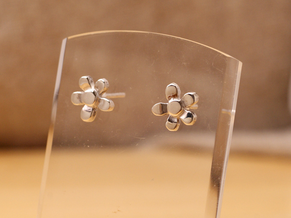 お花ピアス 銀製五枚花弁がある花モチーフのスタッド式ピアス