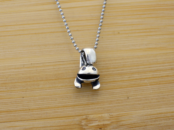 逆立ちオバケペンダント　サービンオバケの銀製ユーモアモチーフのペンダント